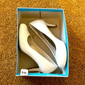 White pumps size 6